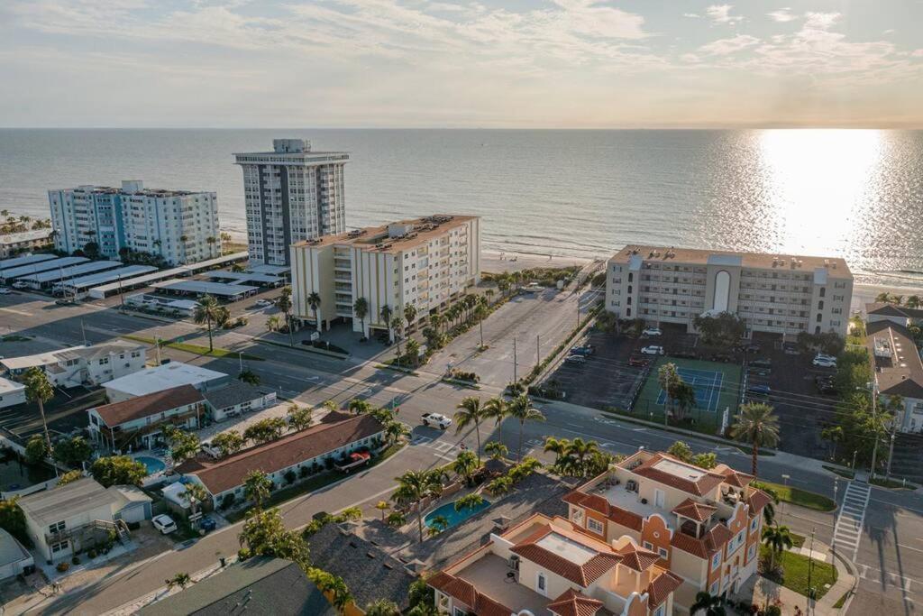 Steps To The Beach And Restaurants! - Coconut Villa'S Suite 1 St. Pete Beach Exterior foto