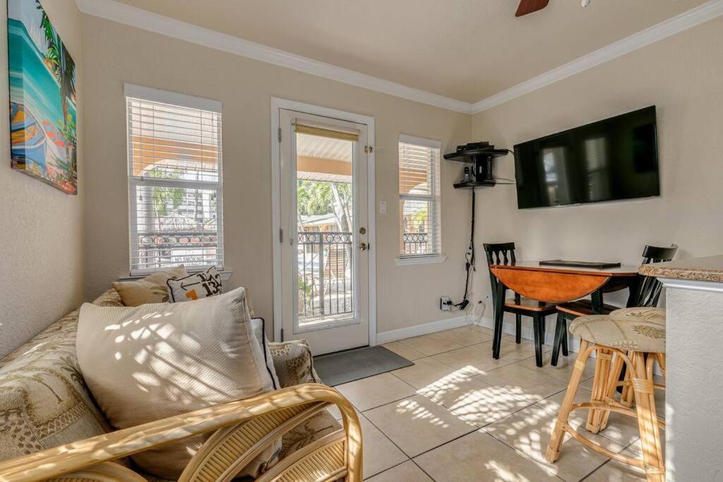 Steps To The Beach And Restaurants! - Coconut Villa'S Suite 1 St. Pete Beach Exterior foto