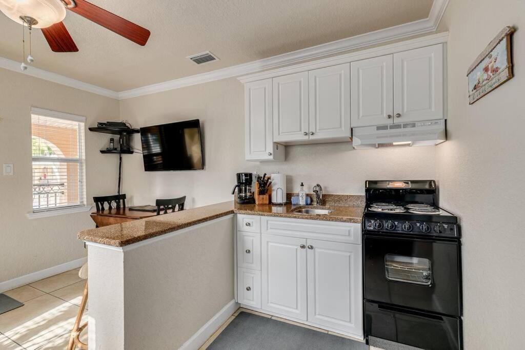Steps To The Beach And Restaurants! - Coconut Villa'S Suite 1 St. Pete Beach Exterior foto