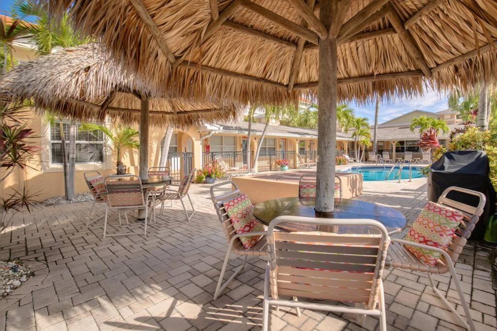 Steps To The Beach And Restaurants! - Coconut Villa'S Suite 1 St. Pete Beach Exterior foto