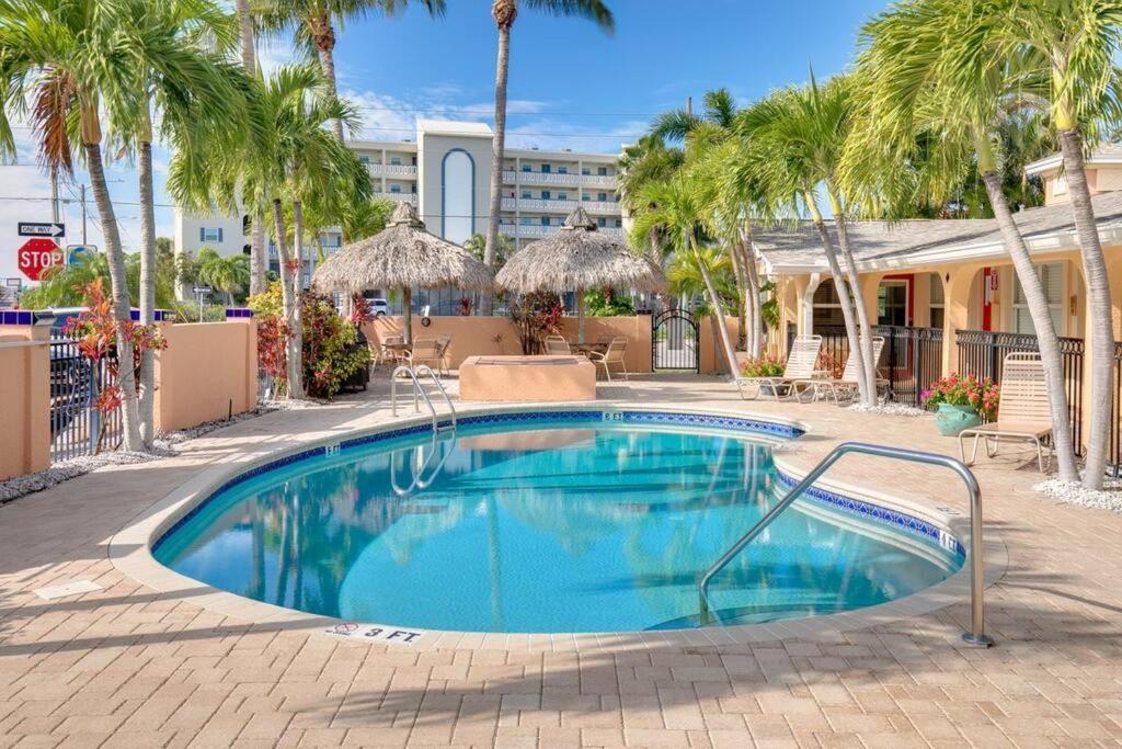 Steps To The Beach And Restaurants! - Coconut Villa'S Suite 1 St. Pete Beach Exterior foto